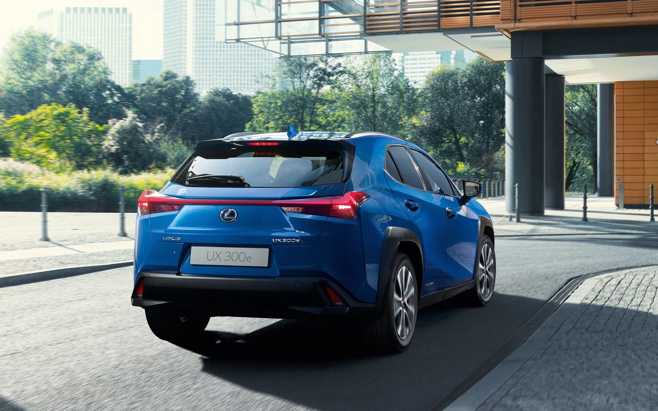 Comparison Lexus UX 300e EV 2020 vs Nissan Murano Platinum 2021